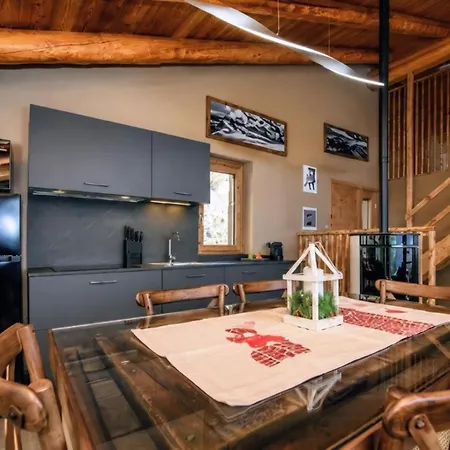 Historic At 1600m With Mountains Views Apartment